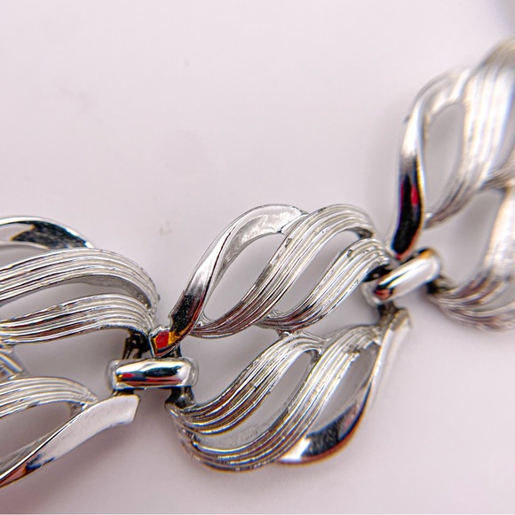 Vintage 1960’s Coro Signed Silver Tone Leaf Cutout Wide Link Bracelet - Picture 7 of 12